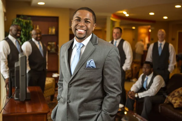 African American bruidegom en groomsmen glimlachen. — Stockfoto