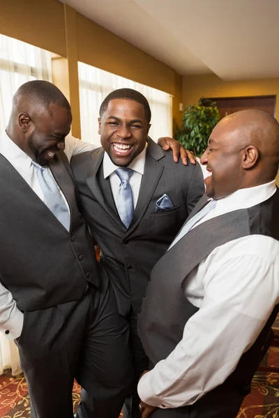 Groom and groomsmen smiling at a wedding. — Stock Photo, Image