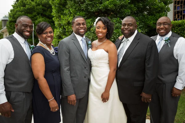 Mariée afro-américaine et marié avec la famille . — Photo