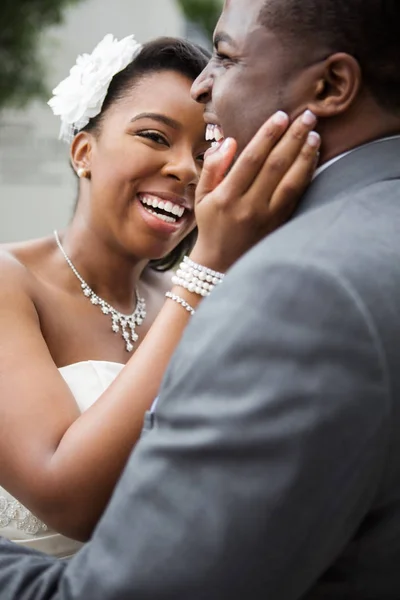 Mariée afro-américaine et marié . — Photo