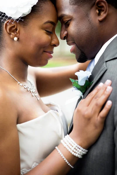 Afro-amerikai menyasszony és a vőlegény. — Stok fotoğraf