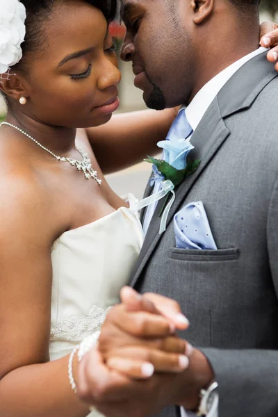 Αφρικανική αμερικανική νύφη και το γαμπρό. — Φωτογραφία Αρχείου