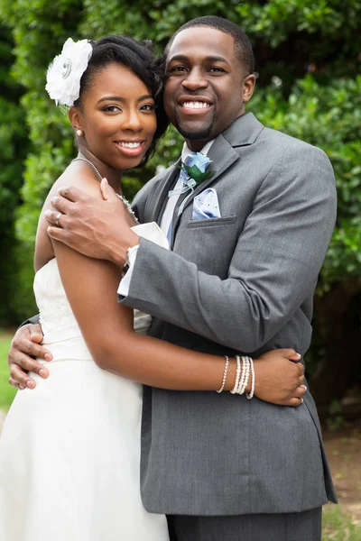 Αφρικανική αμερικανική νύφη και το γαμπρό. — Φωτογραφία Αρχείου
