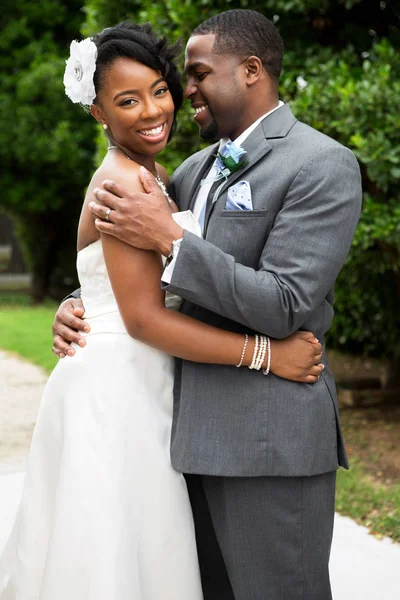 Noiva e noivo afro-americanos . — Fotografia de Stock