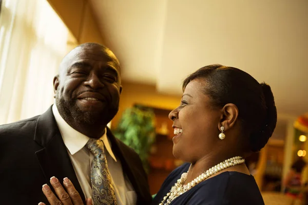 Africano pareja americana riendo y sonriendo . — Foto de Stock