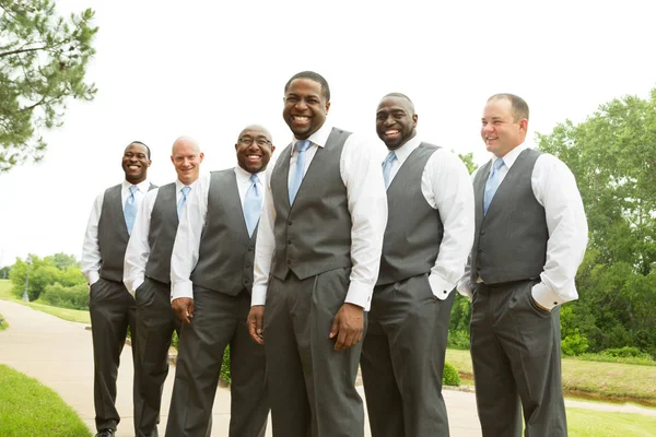 Groom and groomsmen smiling at a wedding. — Stock Photo, Image