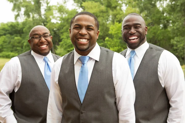 Groom and groomsmen smiling at a wedding. — Stock Photo, Image