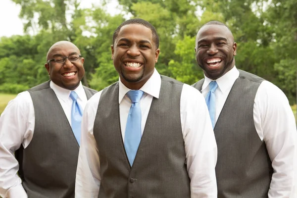 Marié et marié souriant à un mariage . — Photo