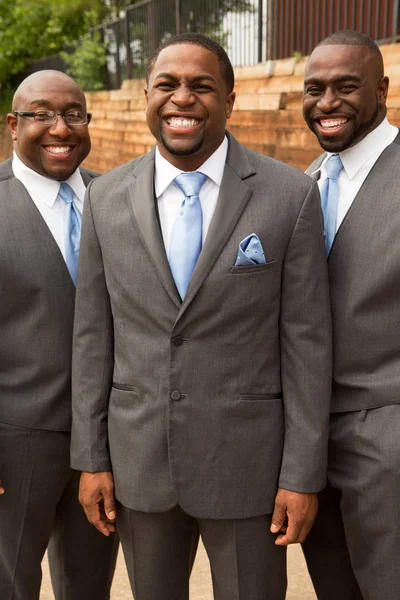 Groom and groomsmen smiling at a wedding. — Stock Photo, Image