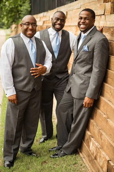 Groom and groomsmen smiling at a wedding. — Stock Photo, Image