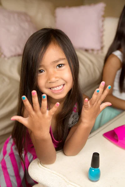Симпатична маленька дівчинка малює нігті . — стокове фото