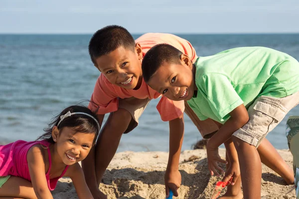 Szczęśliwy kids gry na plaży. — Zdjęcie stockowe