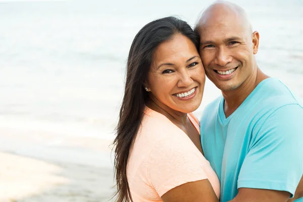 Pareja en la playa sonriendo . —  Fotos de Stock