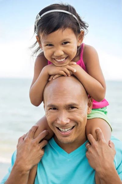 Asiático padre e hija riendo y jugando . —  Fotos de Stock