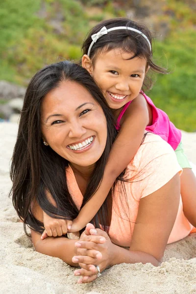 Mãe e filha na praia. — Fotografia de Stock