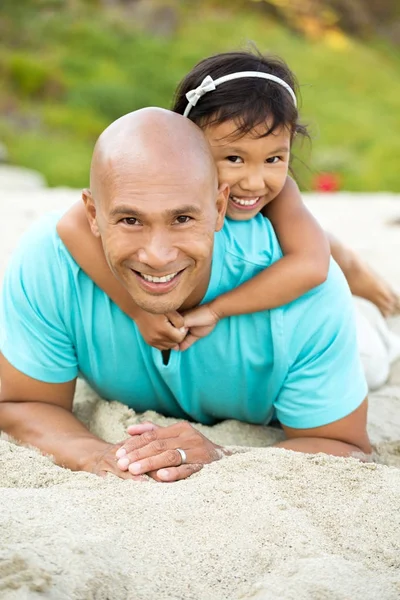 Ázsiai apa és lánya, nevetve és játszani. — Stock Fotó
