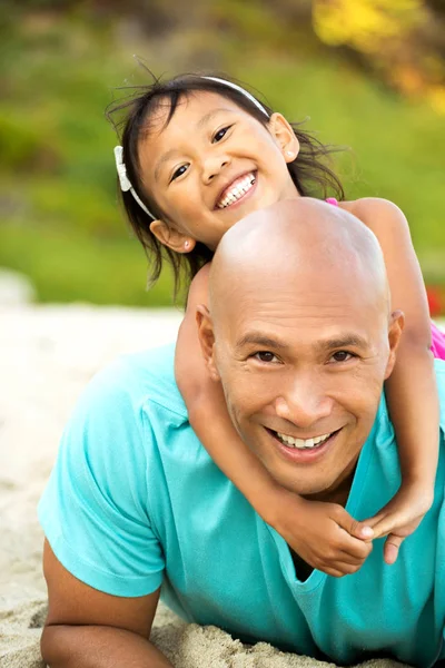Asiático padre e hija riendo y jugando . —  Fotos de Stock