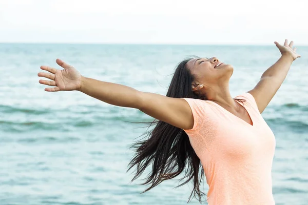 Asian woman with open arms. — Stock Photo, Image