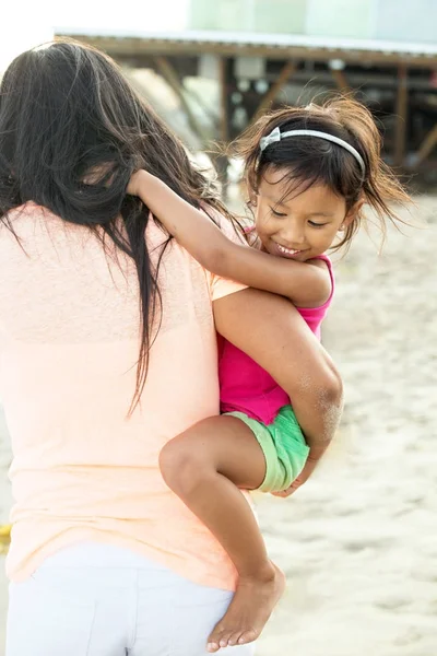 Madre e hija en la playa. — Foto de Stock