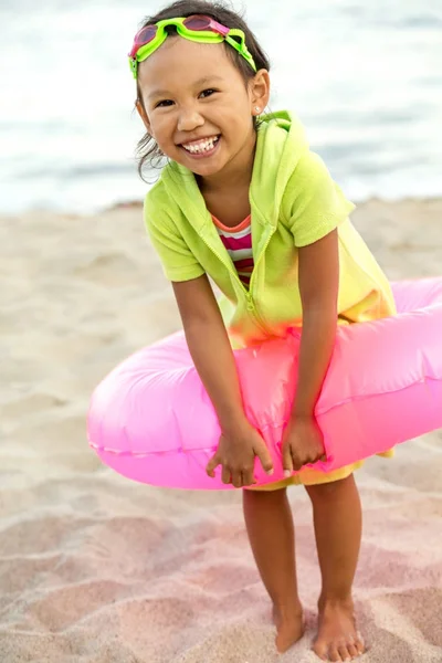 Linda niña asiática jugando en la playa . — Foto de Stock