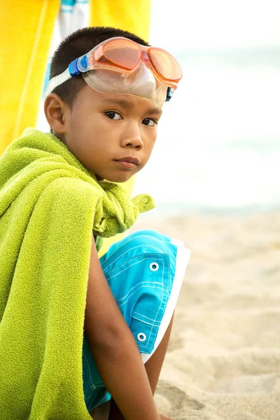 Młody chłopak gra superbohatera na plaży. — Zdjęcie stockowe