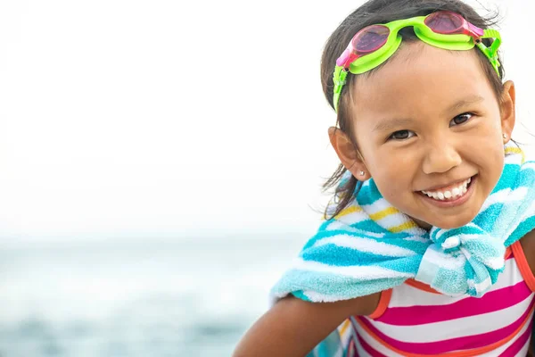 Linda niña asiática jugando en la playa . — Foto de Stock