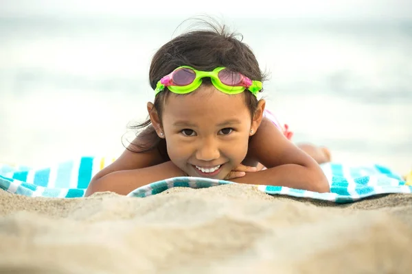 Linda niña asiática jugando en la playa . — Foto de Stock