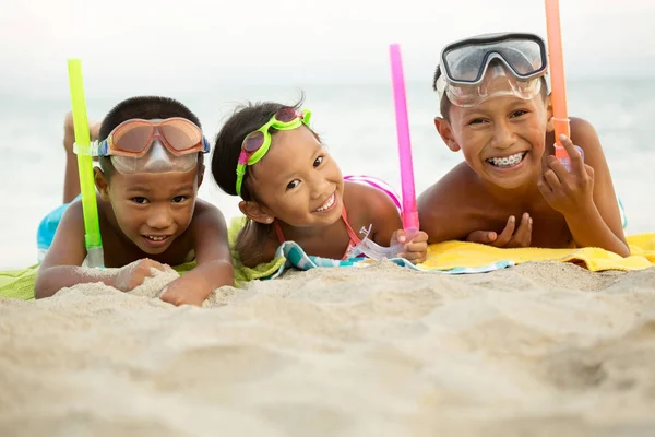 Azjatycka dzieci bawiące się na plaży. — Zdjęcie stockowe