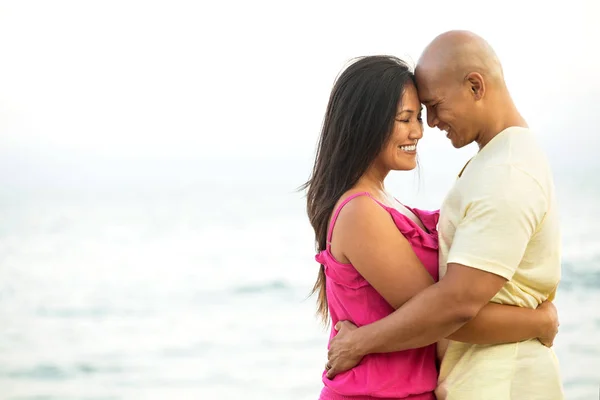 Pareja en la playa sonriendo . —  Fotos de Stock