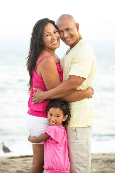 Famille heureuse jouant sur la plage. — Photo