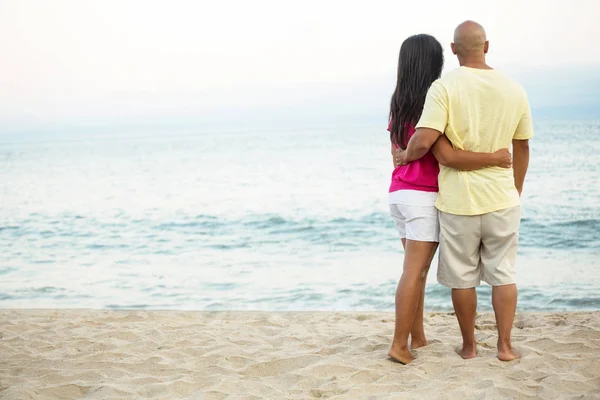 Bakifrån av ett par på stranden. — Stockfoto
