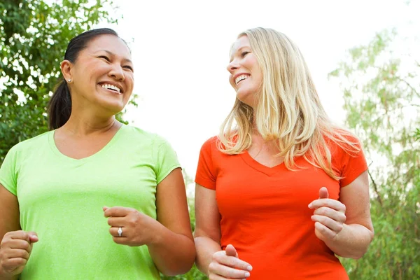 Gesunde Frauen, die Sport treiben und fit werden. — Stockfoto