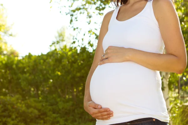 Mujer embarazada feliz fuera en la naturaleza . — Foto de Stock