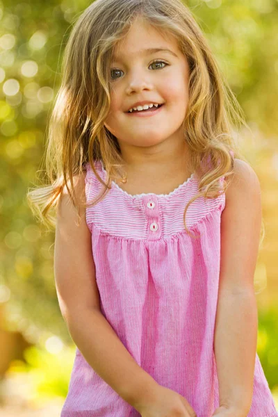 Симпатична маленька дівчинка зовні посміхається . — стокове фото