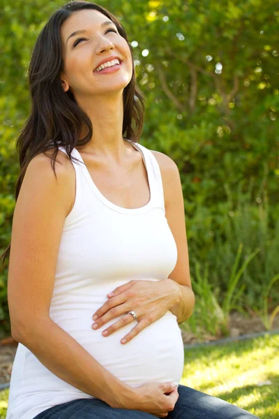 Happy těhotná žena venku v přírodě. — Stock fotografie