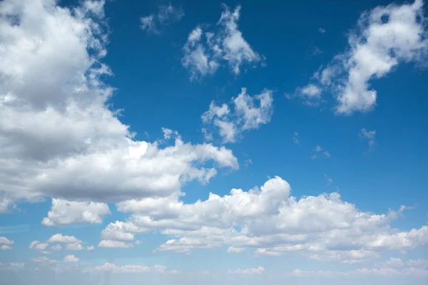 Blue skys och vita moln. — Stockfoto
