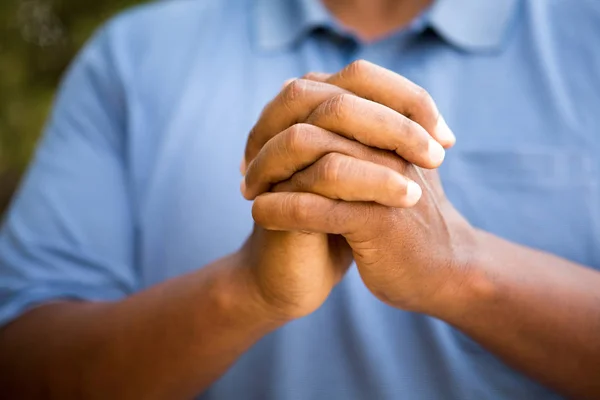 Ο άνθρωπος σε βαθιά σκέψη στην προσευχή και τη λατρεία. — Φωτογραφία Αρχείου