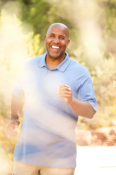 Afroamericano uomo jogging al di fuori . — Foto Stock