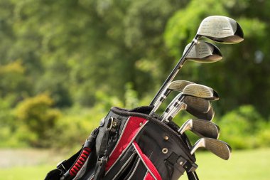 Bir golf sahasında golf culbs.
