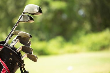 Bir golf sahası üzerinde glof culbs portresi.