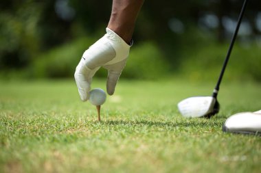 Afrika kökenli Amerikalı adam Golf oynuyor.