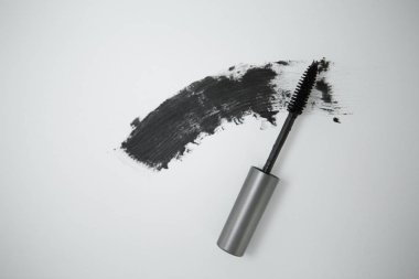 Siyah rimel fırçası.
