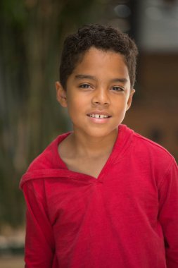 Şirin karışık yarış küçük çocuk.