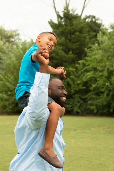 Pai e filho brincando lá fora. — Fotografia de Stock