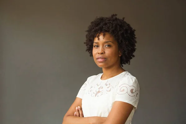 Jovem mulher afro-americana feliz sorrindo . — Fotografia de Stock