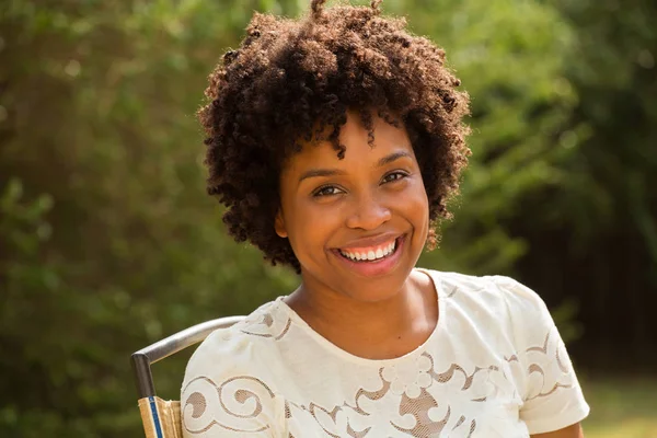 Young happy African American woman smiling. — Stock Photo, Image