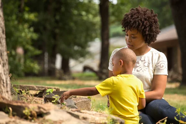 Madre afroamericana che gioca con suo figlio . — Foto Stock
