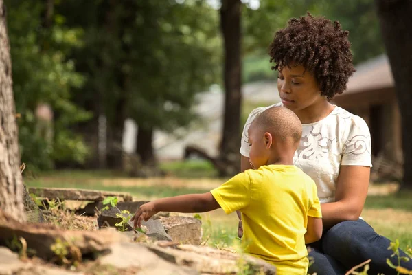 Afro-amerikai anya a fiával játszott. — Stock Fotó