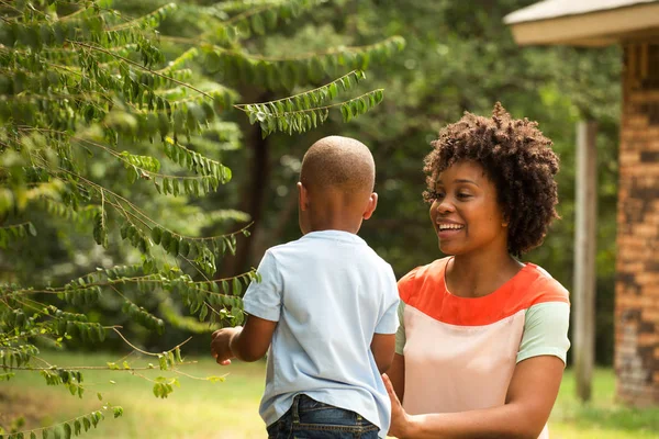 Ung African American mor spelar och hennes son. — Stockfoto