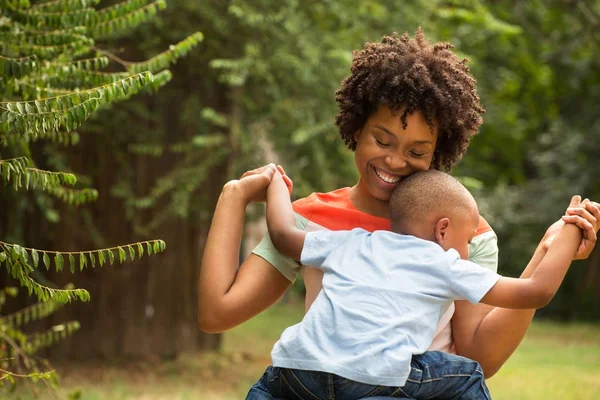 Играет молодая афроамериканская мать и ее сын . — стоковое фото